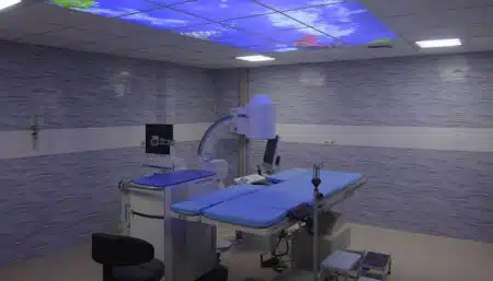 سنگ شکن بیمارستان بین المللی قائم